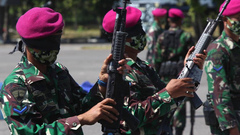 Begini Aksi Prajurit Marinir Bongkar Pasang Senjata dengan Mata Tertutup - Bagian 4