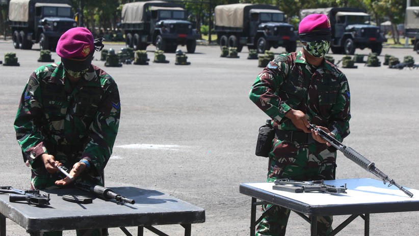 Begini Aksi Prajurit Marinir Bongkar Pasang Senjata dengan Mata Tertutup - Bagian 5