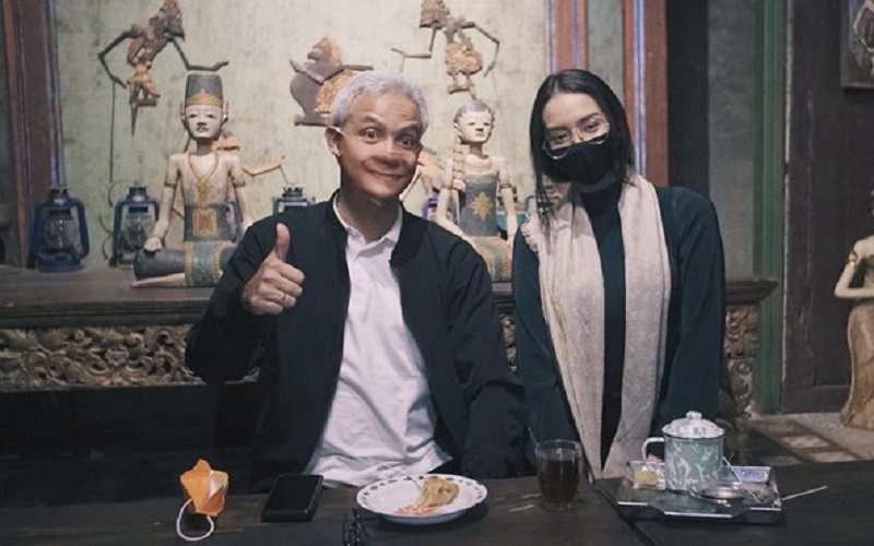 Foto dengan Anya Nyaris Ditegur Netizen, Ganjar Ternyata Pakai Masker Motif Senyum
