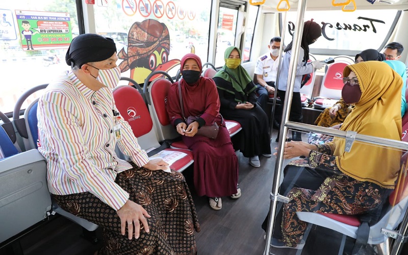 Prioritaskan Pelajar Naik Trans Jateng, Ganjar: Naik Motor Kebut-Kebutan Ketangkap Polisi