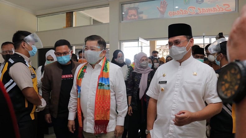 title Gubernur Erzaldi Sambut Kedatangan Menteri Suharso Manuarfa Gubernur Erzaldi Sambut Kedatangan Menteri Suharso Manuarfa
