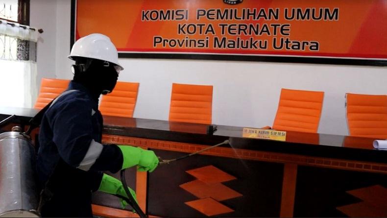 title Gugus Tugas Ternate Sterilisasi Kantor KPU Jelang Pendaftaran Bacalon Wali Kota  Gugus Tugas Ternate Sterilisasi Kantor KPU Jelang Pendaftaran Bacalon Wali Kota