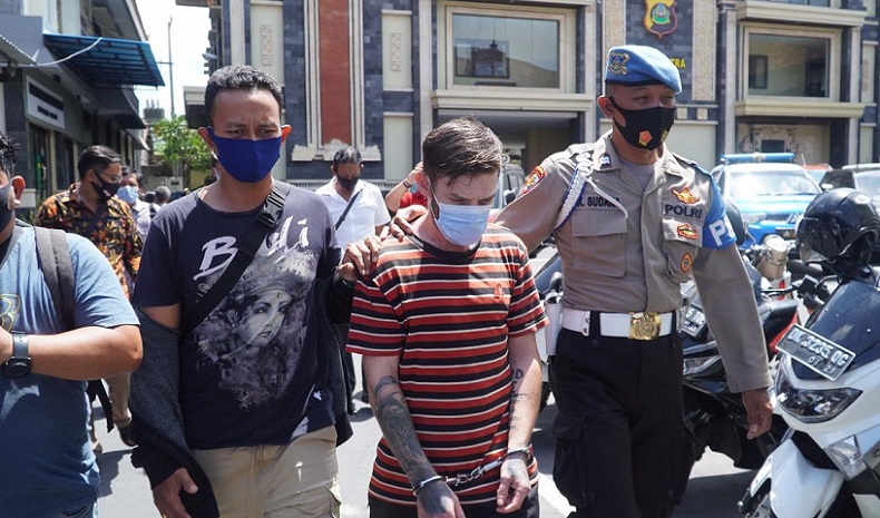 title 2 Bule Jadi Kurir Narkoba di Bali Diupah Rp200.000 2 Bule Jadi Kurir Narkoba di Bali Diupah Rp200.000
