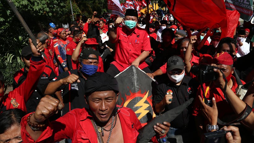 Ratusan Simpatisan PDIP Antarkan Eri-Armuji Daftar Pilwalkot Surabaya - Bagian 3