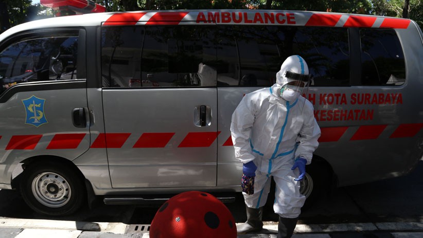 Tim Medis Pakai APD Lengkap Rawat Korban Kecelakaan Lalu Lintas di Surabaya - Bagian 4