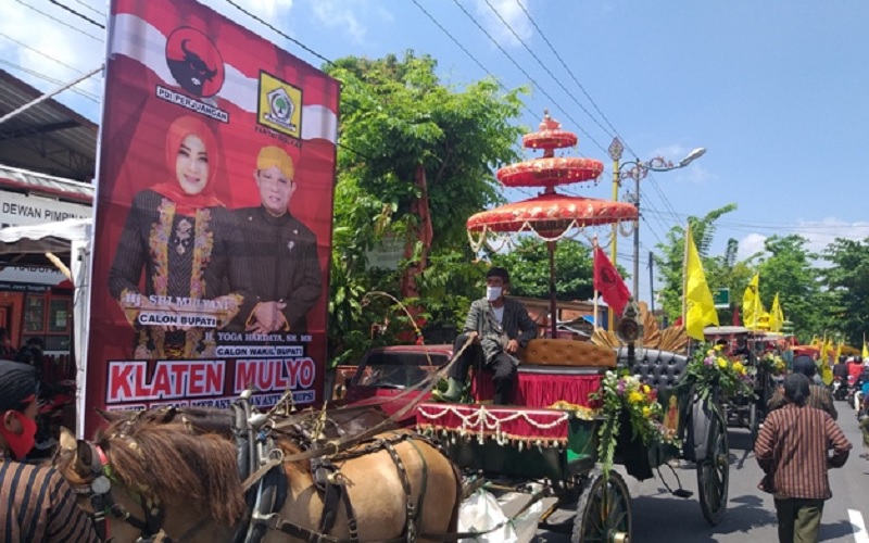 Tak Main-Main, Pasangan Sri Mulyani-Yoga Daftar ke KPU Klaten Naik Kereta Kencana