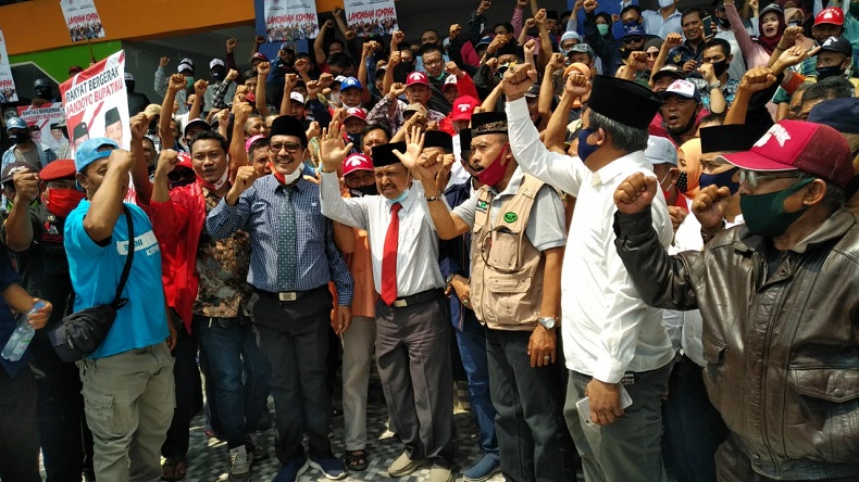 Bapaslon Independen Suhandoyo-Suudin Jadi Pendaftar Pertama di KPU Lamongan