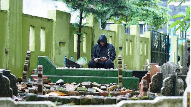 Bobby Ziarah Makam Ayahanda di Tengah Guyuran Hujan sebelum Daftar ke KPU Medan