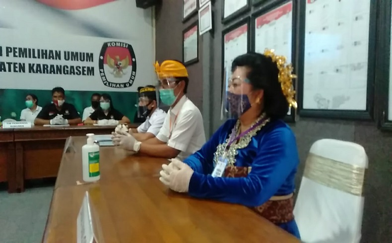 title Calon Wakil Terpapar Covid-19, Bupati Mas Sumatri ke KPU Karangasem Diantar Pendukung Calon Wakil Terpapar Covid-19, Bupati Mas Sumatri ke KPU Karangasem Diantar Pendukung