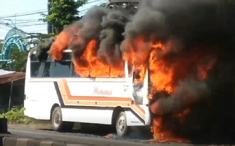 Bus Karyawan Mendadak Terbakar saat Parkir di Pinggir Jalan Pantura Kendal