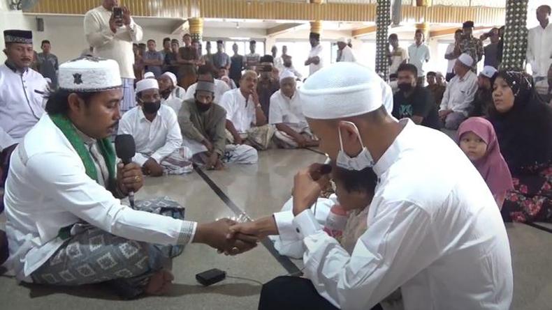 Sekeluarga asal Karo Jadi Mualaf dan Bersyahadat di Masjid Al Kubra Kuta Binjei