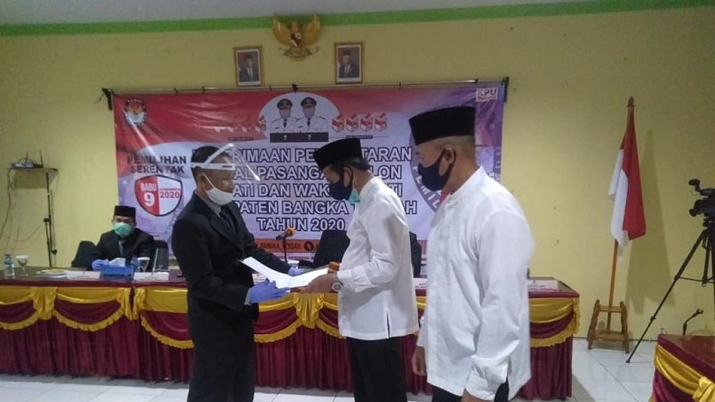Pasangan Calon Beriman Daftarkan Diri ke KPU Bangka Tengah Usai Salat Jumat
