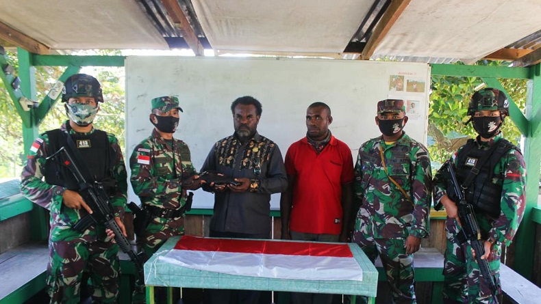 title Warga Keerom Serahkan Sepucuk Senjata Api ke Satgas RI-Papua Nugini Warga Keerom Serahkan Sepucuk Senjata Api ke Satgas RI-Papua Nugini