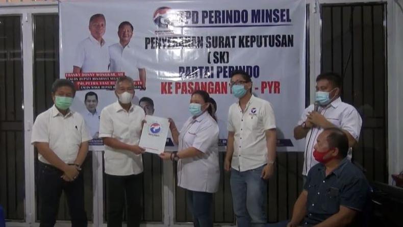 Pilkada Minsel, Perindo Serahkan SK Dukungan ke Frangky Wongkar dan Petra Rembang