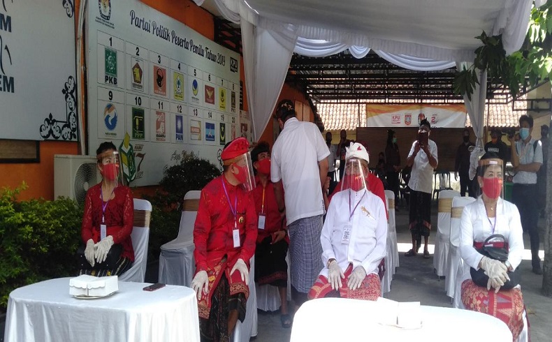Bupati Gianyar Ikut Mengawal Paket Na-Di ke KPU Karangasem
