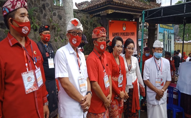 Pasangan Sedana – Diar Gelar Sembahyang Bersama Sebelum Mendaftar ke KPU Bangli