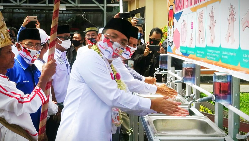 Denny Indrayana Diiringi Emak-Emak Daftar Bacalon Gubernur ke KPU Kalsel