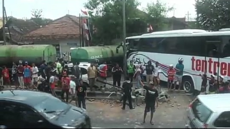 Bus Tentrem Tabrak Truk dan Minibus di Singosari, 1 Tewas 4 Luka-luka