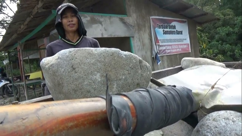 Demi Beli Susu, Janda 3 Anak di Padang Jadi Tukang Batu