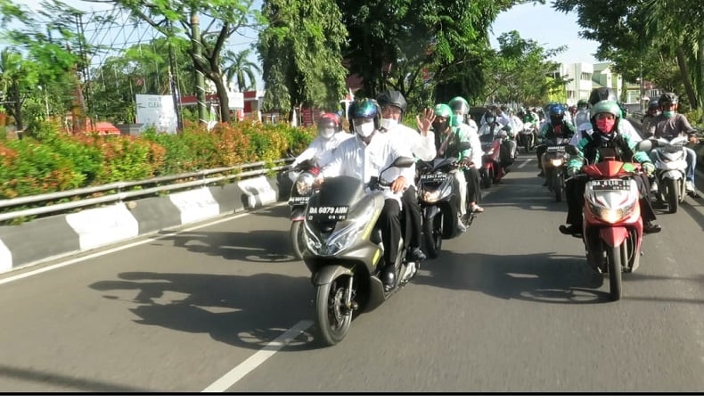 Pakai Motor Matic, Sahbirin Noor-Muhidin Boncengan Daftar Pilgub Kalsel ke KPU