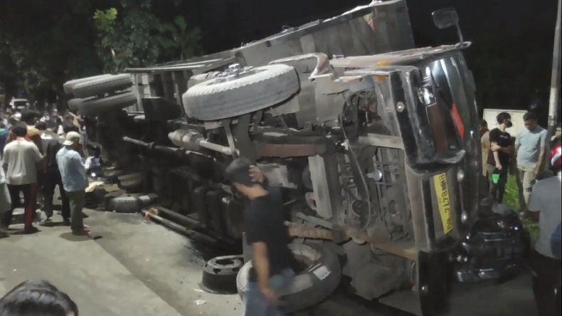 Kakek 50 Tahun Tewas Tertimpa Truk Terbalik di Medan