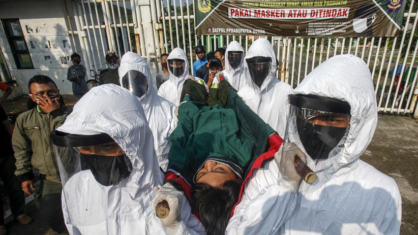 Pelanggar PSBB Ditandu Satpol PP Bogor ke Tempat Pemakaman Umum - Bagian 2