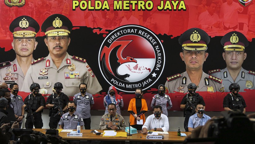 Foto-Foto Reza Artamevia Ditangkap Polisi karena Kasus Narkoba - Bagian 4