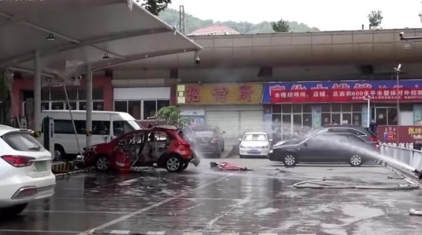 Mobil Listrik Meledak saat Mengisi Daya Terekam Kamera