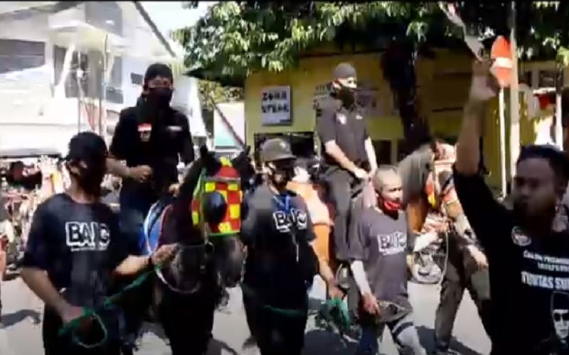 Bajo, Rival Gibran-Teguh Daftar ke KPU Solo Naik Kuda Dikawal 1.000 Pendukung