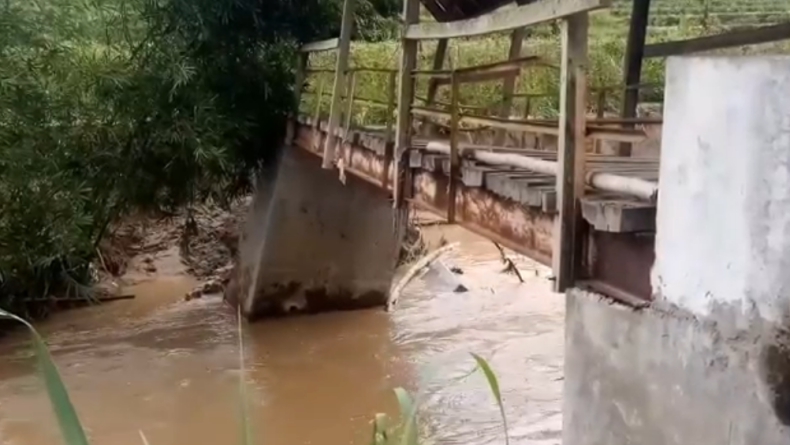 Dihantam Banjir, Jembatan di Akabiluru Limapuluh Kota Ambrol