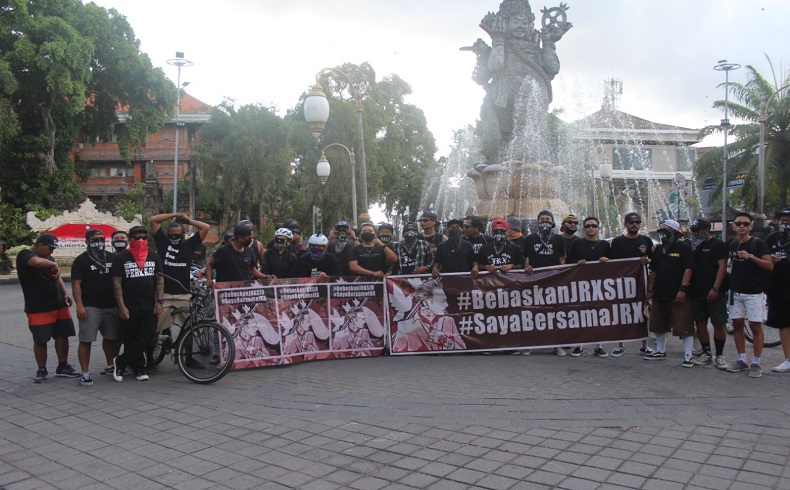 Dukung Jerinx, Pegiat Sepeda Keliling Kota Denpasar Berbagi Sayur Gratis