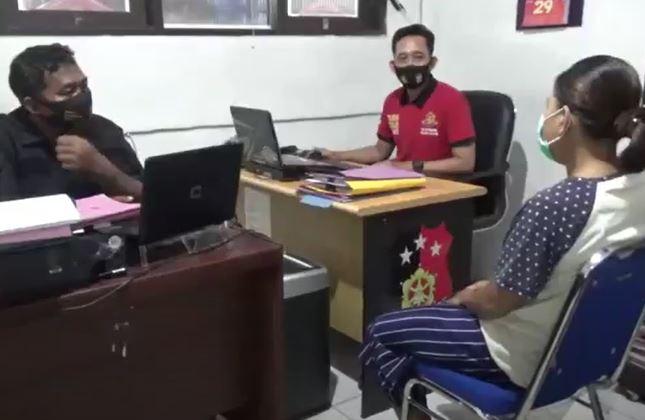 title Gegara Diduga Selingkuh, Suami di Sampit Tewas Ditikam Istri dengan Pisau Dapur Gegara Diduga Selingkuh, Suami di Sampit Tewas Ditikam Istri dengan Pisau Dapur