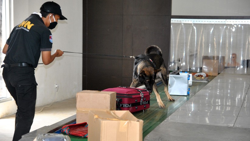 BNN Kerahkan Anjing Pelacak Cari Narkoba - Bagian 1