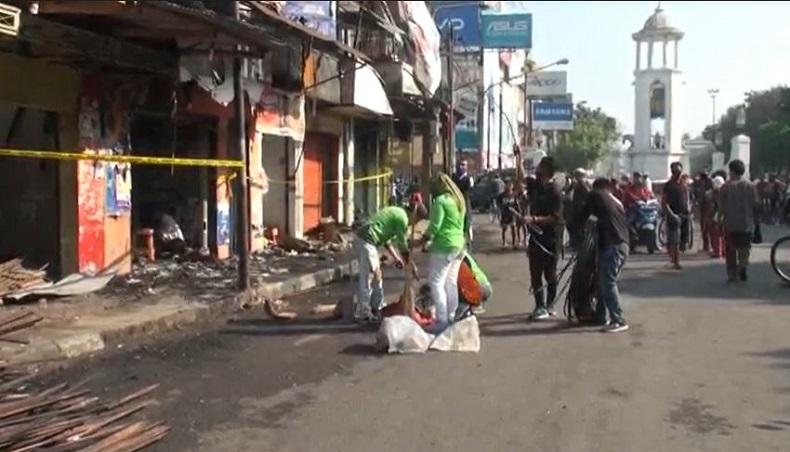 Warga Bandung Bersihkan Puing-Puing Bangunan Ruko yang Terbakar