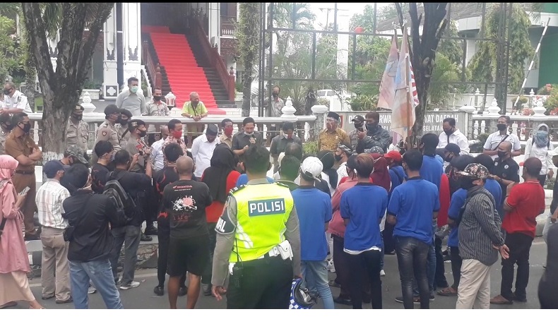 Demo di Depan Gedung DPRD Kalsel, Massa Desak Anggota Dewan Hentikan Kunker
