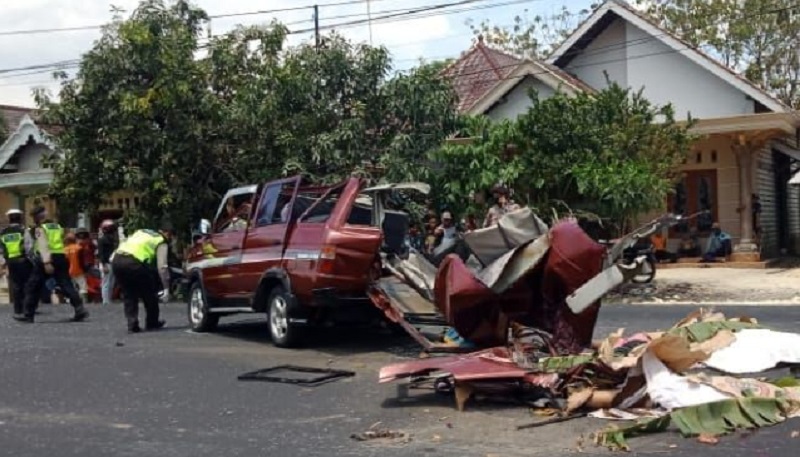 Toyota Kijang Tabrak Truk Diesel di Tuban, 6 Penumpang Tewas
