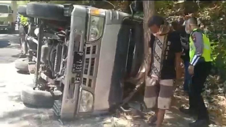 Mikrobus Terguling di Situbondo, Diduga akibat Sopir Ugal-Ugalan