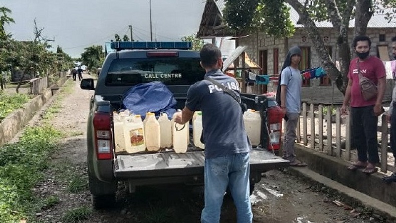 Razia Miras Tradisional hingga ke Dusun, Aparat Polres Malteng Sita Ratusan Liter Sopi