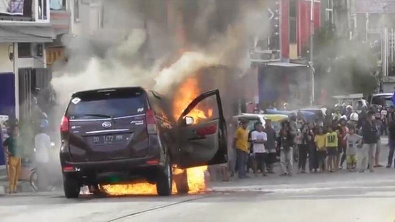 Mobil Daihatsu Xenia Hangus Terbakar di Tengah Jembatan, Jalur Trans Sulawesi Macet