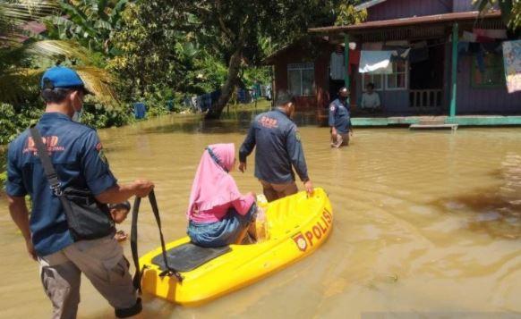 title 2 Hari Banjir di Penajam Paser Utara, Warga Kekurangan Makanan 2 Hari Banjir di Penajam Paser Utara, Warga Kekurangan Makanan