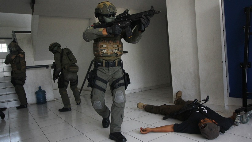 Prajurit Marinir TNI AL Selamatkan Sandera dari Tangan Teroris - Bagian 3