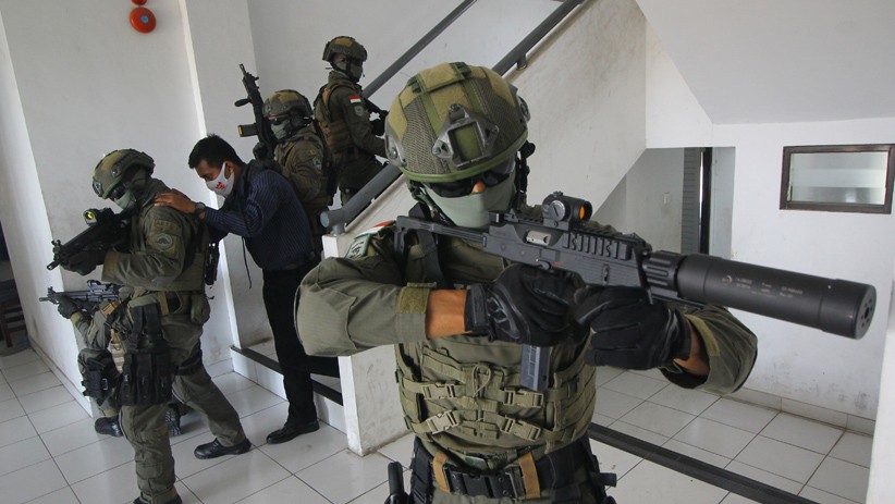 Prajurit Marinir TNI AL Selamatkan Sandera dari Tangan Teroris - Bagian 1