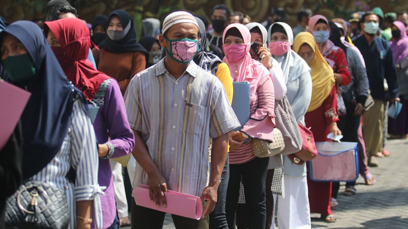 Antusiasme Warga Kediri Antre Daftar Bantuan Tunai Usaha Mikro - Bagian 1