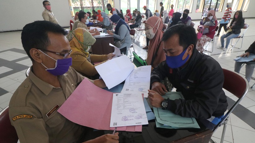 Antusiasme Warga Kediri Antre Daftar Bantuan Tunai Usaha Mikro - Bagian 3