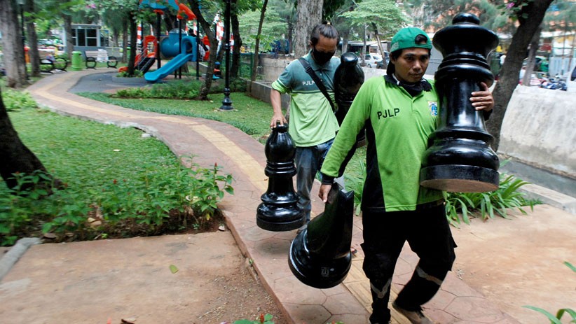 Penampakan Catur Ukuran Raksasa di Taman Singkarak Benhil - Bagian 4