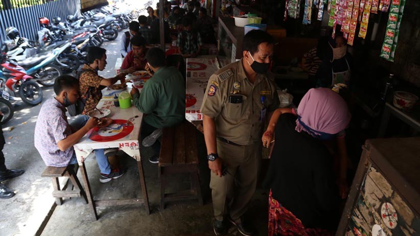 Tak Pakai Masker, Pelanggar Dihukum Push Up dan KTP Disita - Bagian 4