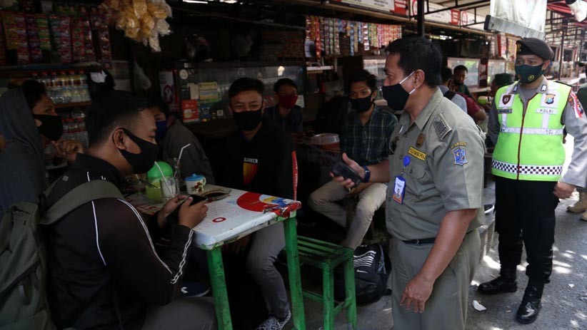 Tak Pakai Masker, Pelanggar Dihukum Push Up dan KTP Disita - Bagian 3