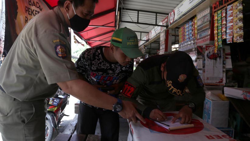 Tak Pakai Masker, Pelanggar Dihukum Push Up dan KTP Disita - Bagian 2