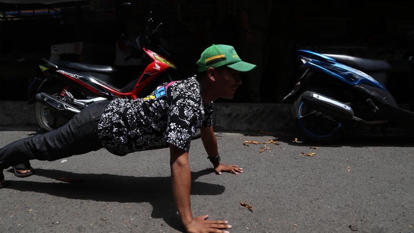 Tak Pakai Masker, Pelanggar Dihukum Push Up dan KTP Disita - Bagian 1