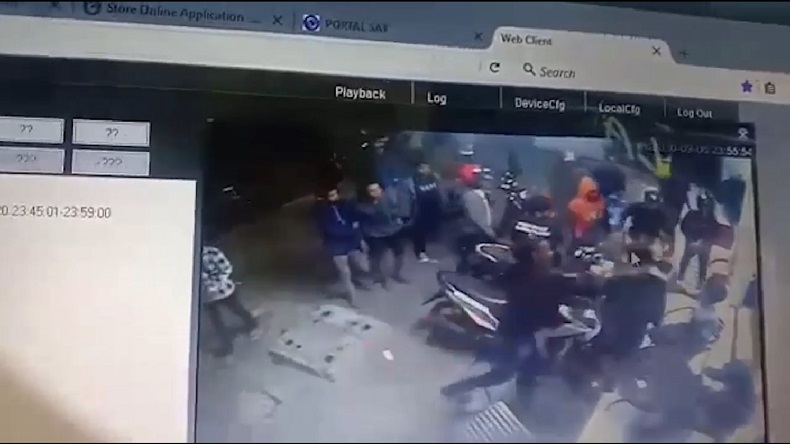 Terekam CCTV, Tukang Parkir di Makassar Dipukuli Sekelompok Orang Pakai Helm